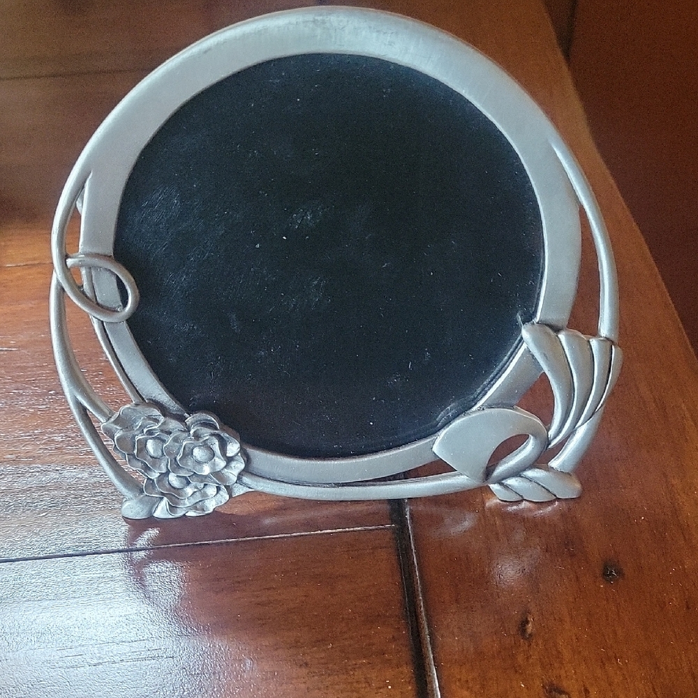 Seagull Pewter Picture Frame (Round) 3-1/2 " opening.  Made In CANADA.